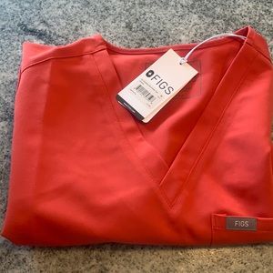 Brand new Figs set size medium. Color Clay